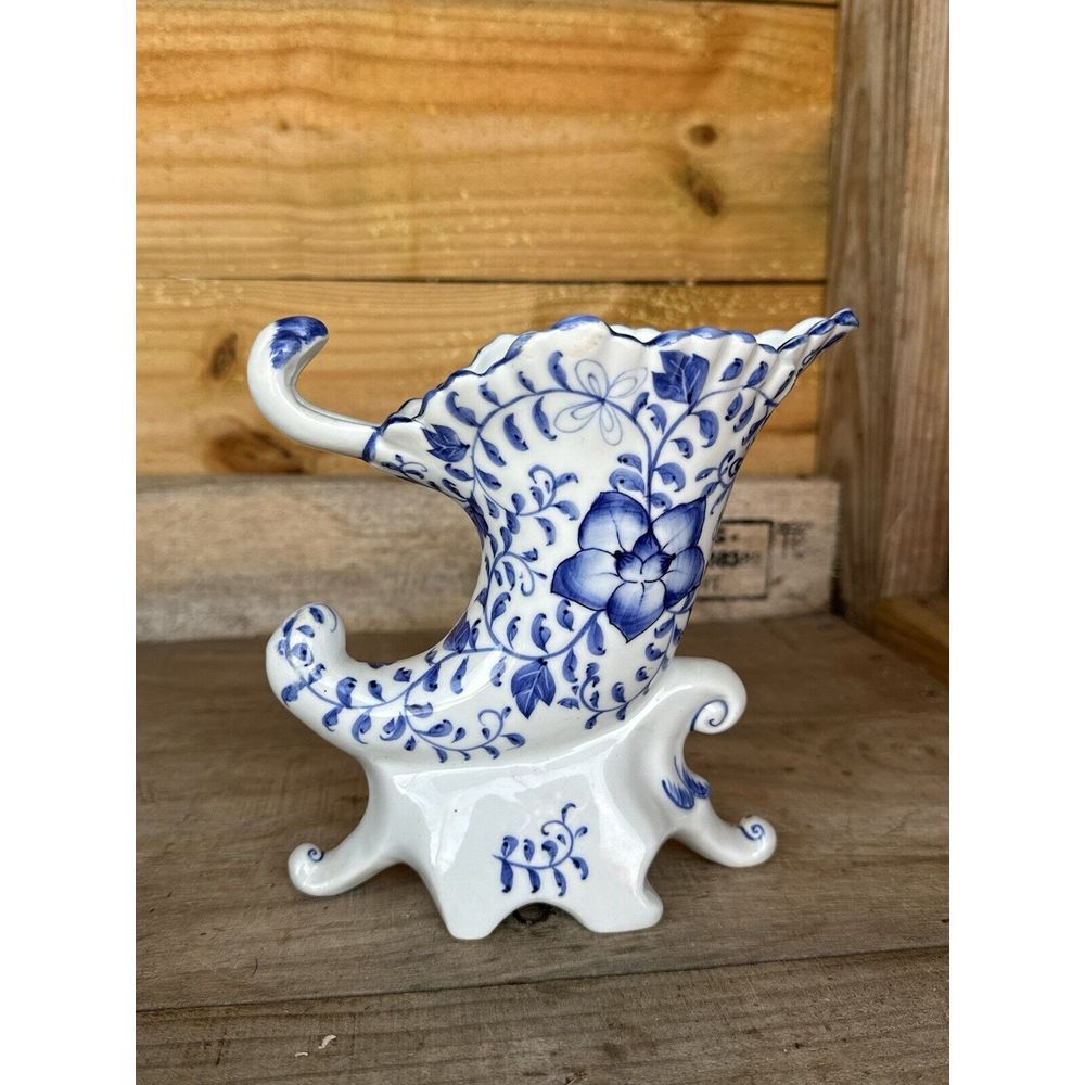 Blue and‎ white horn Cornicopia vase Andrea by Sadek Japan